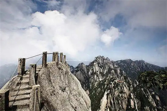 2025年10月18号农历八月廿七日,黄历忌宜财神方位查询